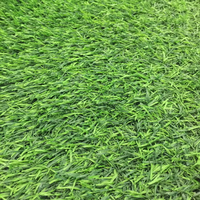 如何防止人造草坪在高温夏日散发异味